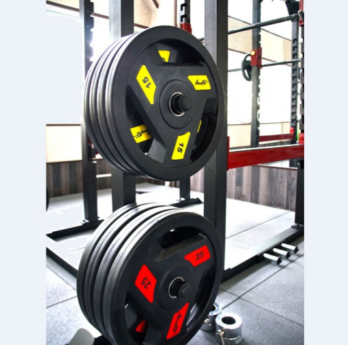 Олимпийский обрезиненный диск AeroFit 15 кг, черно-желтый, с 3-мя хватами. Посадочное кольцо из нержавеющей стали, Ø 51,5 мм